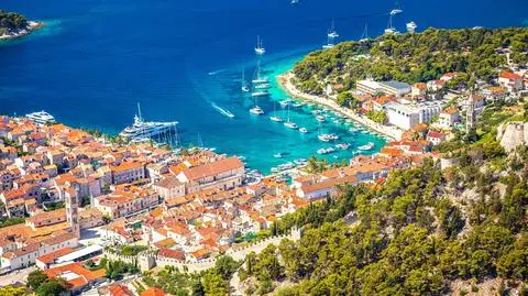 Stare miasto  zatoka Hvar  archipelag Dalmacja Chorwacja shutterstock_2307799279