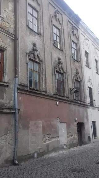 Pozostałości po baszczie odkryto obok kamienicy przy ul. Jezuickiej 15. Tak wygląda front budynku
