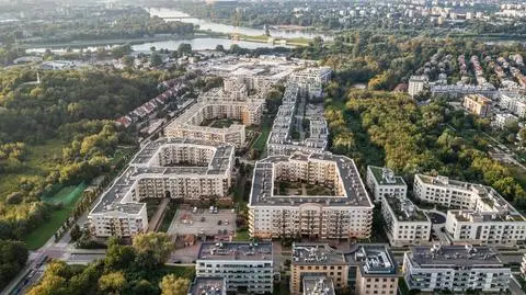 Warszawa mieszkania osiedle dron-shutterstock_2140030863