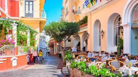 Tłumy w Wenecji, wyspa Capri "wolna od COVID-19"