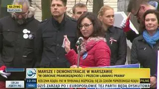 Kamila Gasiuk-Pihowicz przed gmachem TK