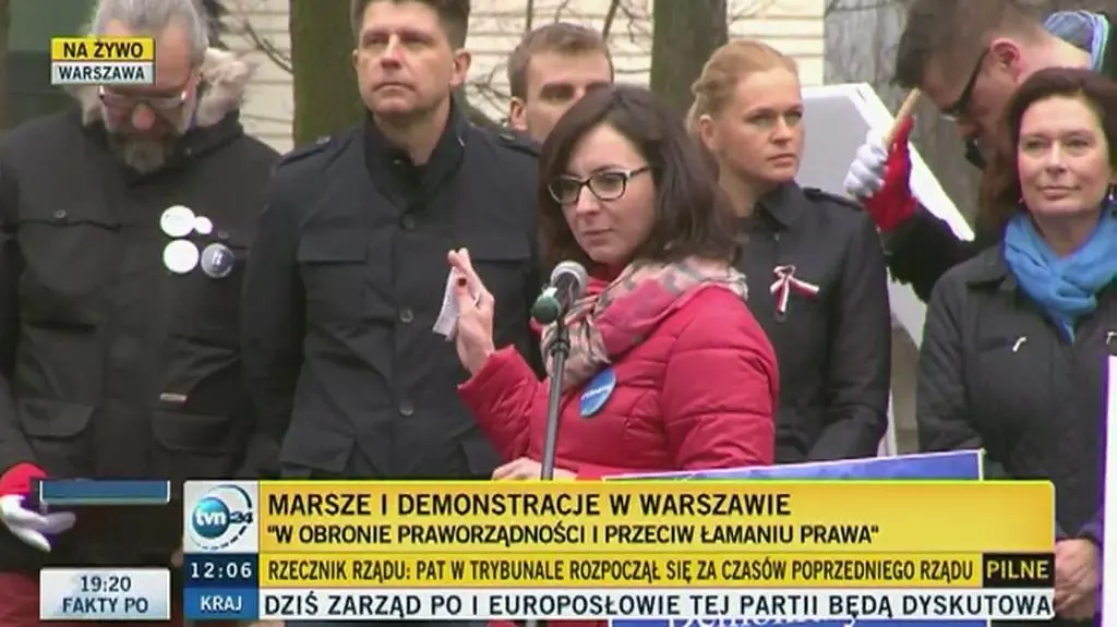 Kamila Gasiuk-Pihowicz przed gmachem TK