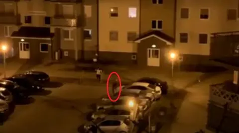 Bieg po maskach samochodów i inne nocne "zabawy" na osiedlowym parkingu