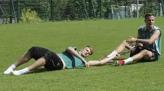 Ćwiczenia w parach podczas rozgrzewki