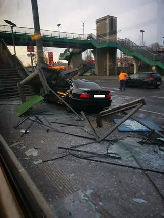 Kierowca wjechał w przystanek tramwajowy
