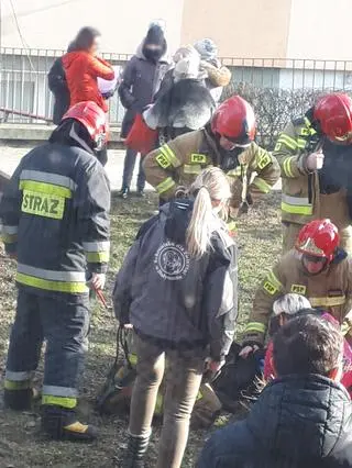 Z mieszkania wyniesiono nieprzytomnego mężczyznę
