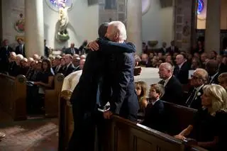 Barack Obama składa kondolencje Joe Bidenowi na pogrzebie jego najstarszego syna