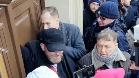 Ordynator oddziału obserwacyjno-zakaźnego ukarany za wypowiedzi o COVID-19. Antyszczepionkowcy chcieli wejść na rozprawę