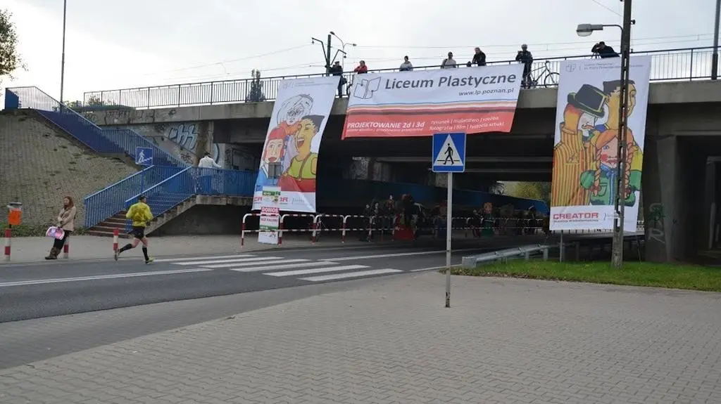 Licealiści kibicowali pod wiaduktem nad Drogą Dębińską