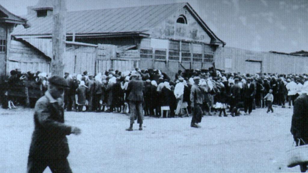 Hołodomor. Kolejki po chleb przy sklepie, Charków 1933 