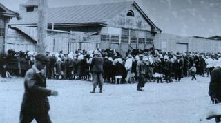 Hołodomor. Kolejki po chleb przy sklepie, Charków 1933 