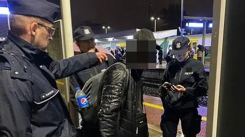 Wracał ze szkolenia z poszukiwań. Na dworcu kolejowym "zwrócił uwagę" na 48-latka