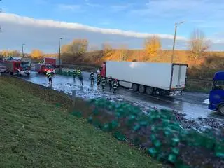 Na drogę wypadło ponad 100 skrzynek piwa