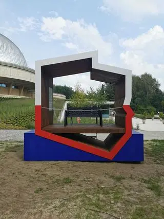 Ławka "z polską flagą" przed Planetarium Śląskim w Chorzowie