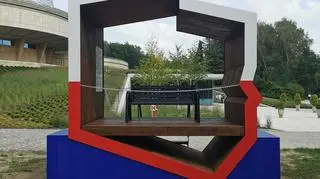 Ławka "z polską flagą" przed Planetarium Śląskim w Katowicach