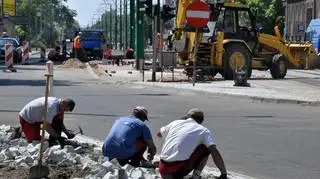 Robotnicy układają kostkę przy skrzyżowaniu z ul