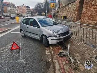 Samochód wjechał w barierki