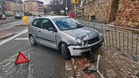 Gdyby nie barierki, wjechałby w dzieci idące do szkoły