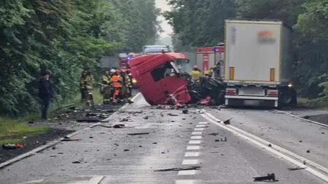 Zderzyły się dwie ciężarówki. Kierowca wypadł z kabiny