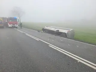 Zderzenie busa z samochodem na DK 12