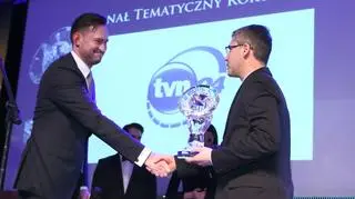 Michał Samul odbiera nagrodę dla TVN24