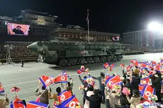 Parada wojskowa z okazji 75-lecia Koreańskiej Armii Ludowej 