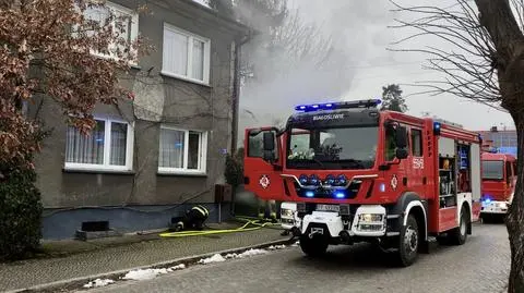 W progu płonącego domu stał starszy mężczyzna, w środku była jego żona. Uratowali oboje