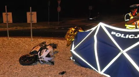 Motocyklista zginął na miejscu, pasażer trafił do szpitala. Obaj jechali bez kasków