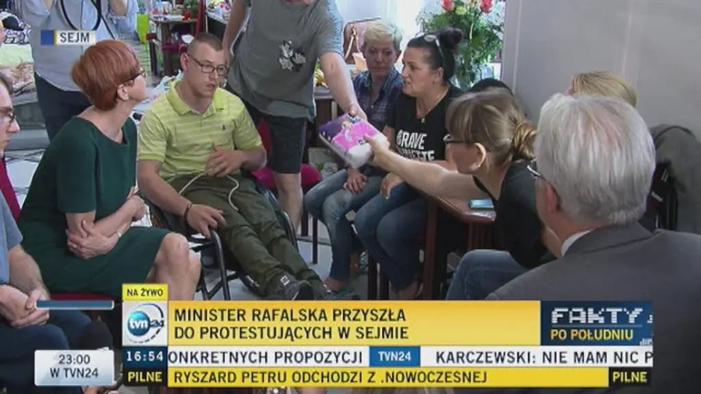 W Sejmie awantura o pampersy. Rafalska uspokaja protestujących