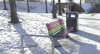 Tęczowe ławeczki są notorycznie niszczone