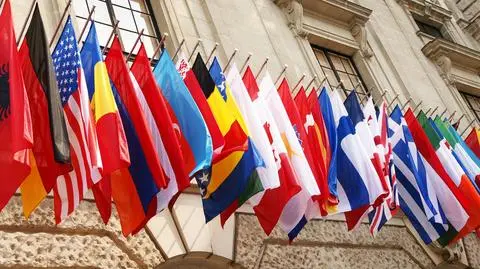 OECD: 130 krajów przyjęło nowy plan reformy globalnego opodatkowania (flagi)