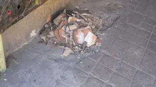 Dachówki spadły na chodnik 