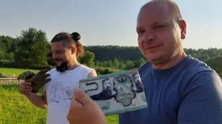 Marcin Krzepkowski prezentuje XVII-wieczny kafel piecowy odkryty w Dzwonowie