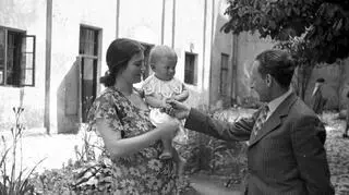 Oskarżona Rita Gorgonowa ze swoją córką Ewą na dziedzińcu więziennym