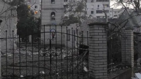 Władze: Rosjanie ostrzelali cerkiew, domy i sklepy w Zaporożu. Są zabici i ranni