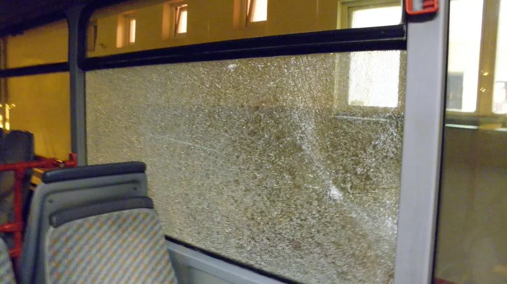 26-latek uszkodził pieć autobusów 