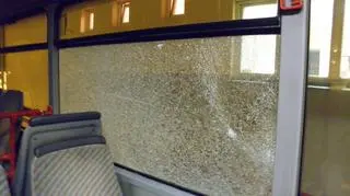 26-latek uszkodził pieć autobusów 
