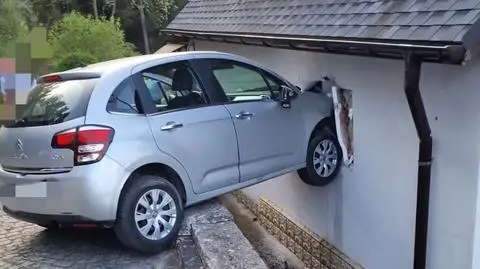 Samochód wbił się w ścianę domu jednorodzinnego