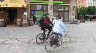 Rowerzyści jeżdżą mimo zakazu 