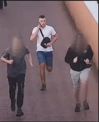 Przemyska policja apeluje o pomoc w ustaleniu tożsamości mężczyzny ze zdjęcia. 