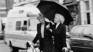 Alison Jackson - "Lady Diana i Marilyn Monroe na zakupach", 2000