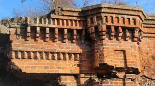 Na prawym brzegu rzeki najlepiej zachował się Fort II Mierzwiączka