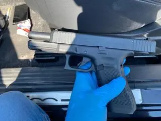 Strzelał z broni, jadąc samochodem. Policja zatrzymała mężczyznę