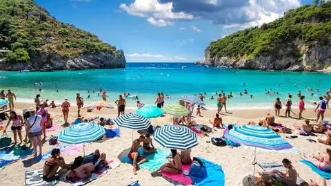 "Pilne zmiany w siatce połączeń" i anulowanie niektórych wylotów. Komunikat biura podróży