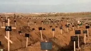 Nowe groby na cmentarzu w Mariupolu