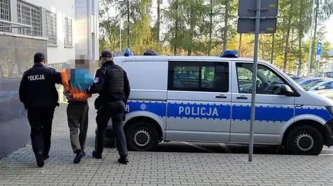 Policjanci wbiegli do autobusu i wyciągnęli podejrzanego o rozbój. "Był bardzo zaskoczony"