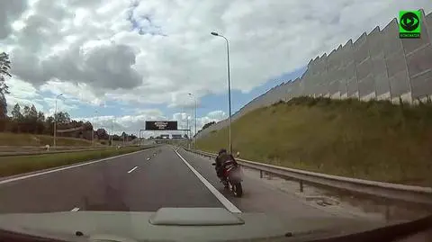 O krok od tragedii. Motocyklista "przejechał jak strzała", mijając sznur samochodów z prawej strony. Nagranie