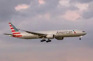 Boeing 777 American Airlines ląduje na lotnisku w Miami (zdjęcie archiwalne)