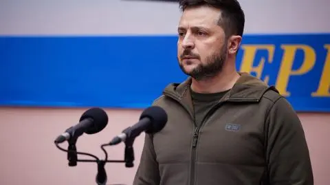 Bluza z podpisem Zełenskiego sprzedana za 90 tysięcy funtów 