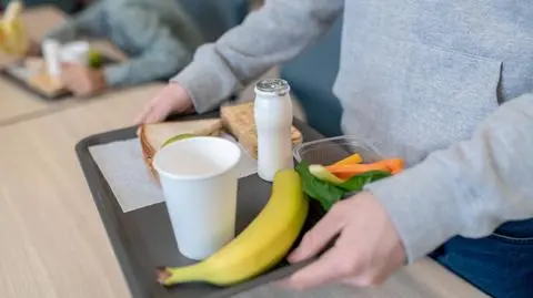 stolowka shutterstock_2187676217